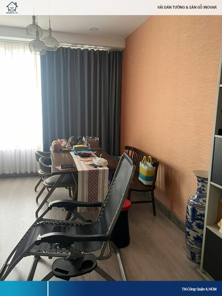 sàn gỗ cùng vải dán tường