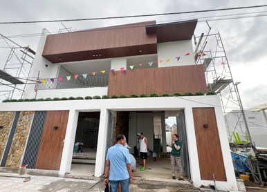 tấm conwood ốp cửa cổng